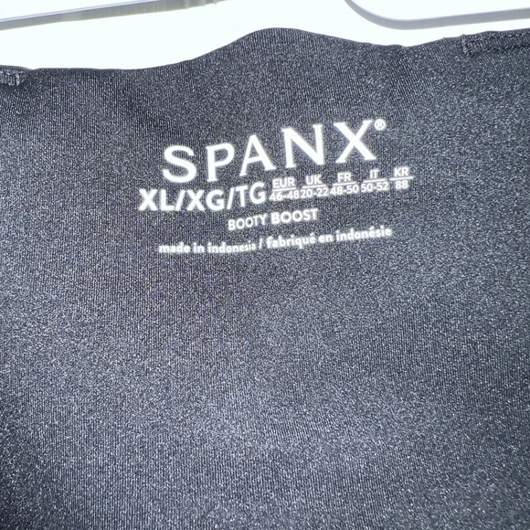 Spanx Booty Boost® Active Knee Leggings capri length - Picture 4 of 11